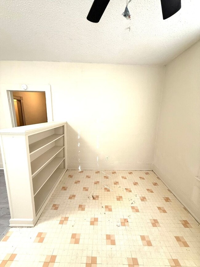 Building Photo - **1 Bed 1 Bath Duplex Rent Ready** Call our self-showing number to schedule a tour 334-366-9198 (...