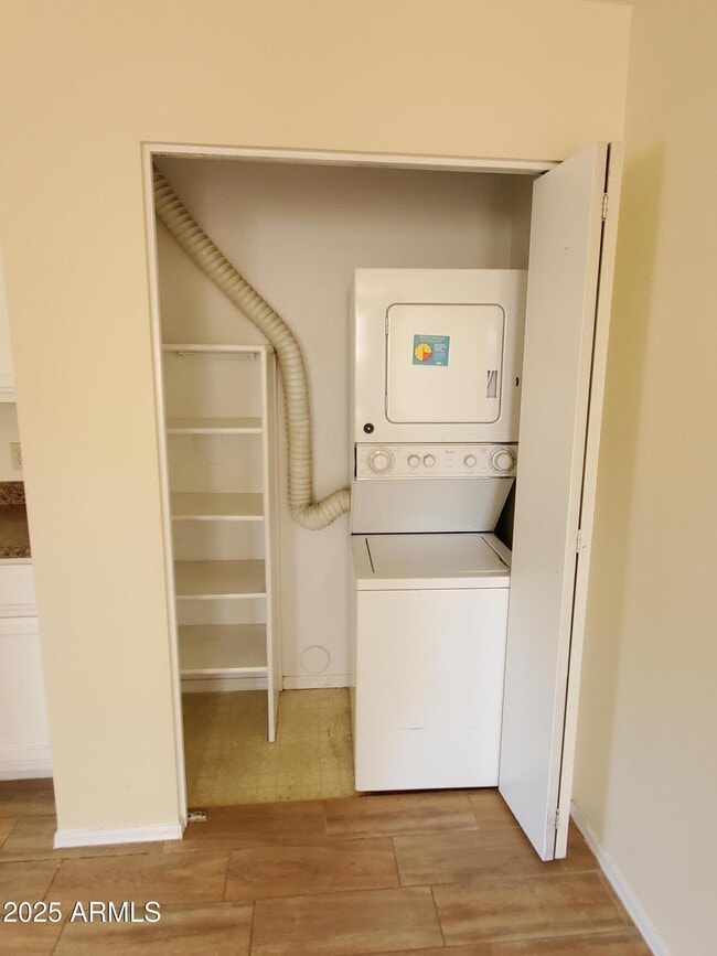 Building Photo - 625 S Westwood