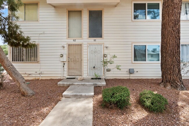 Building Photo - 1 Bedroom Townhouse With Hardwood Flooring...