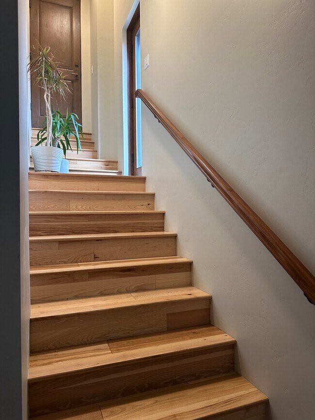 Building Photo - 640 Lincoln Ave