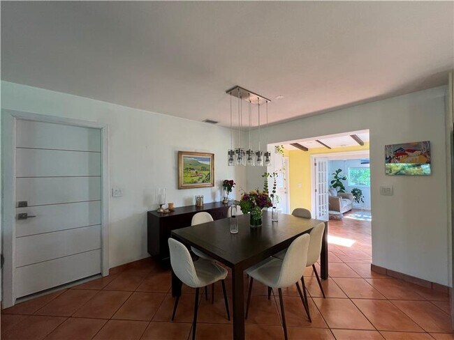 Building Photo - 1433 SE 5th Ct