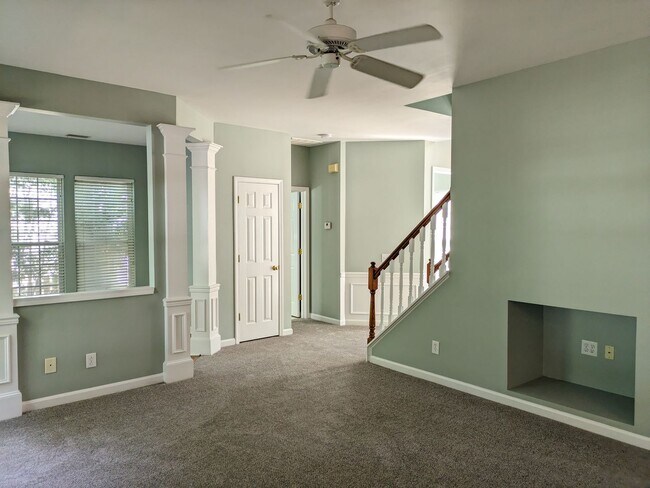 Building Photo - 4 Bedroom Home in Winslow Bay!