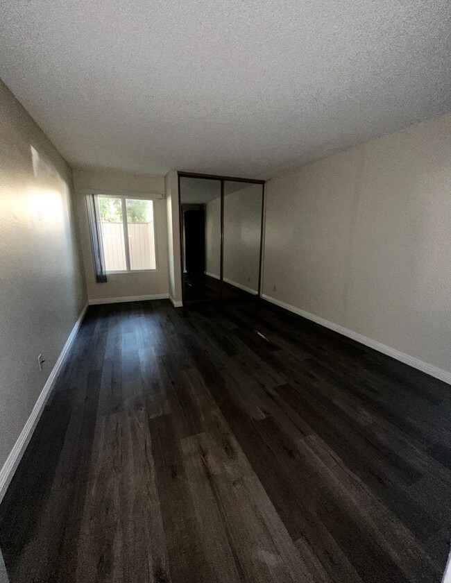 Building Photo - 2bed 2bath Condo WOODLAND HILLS