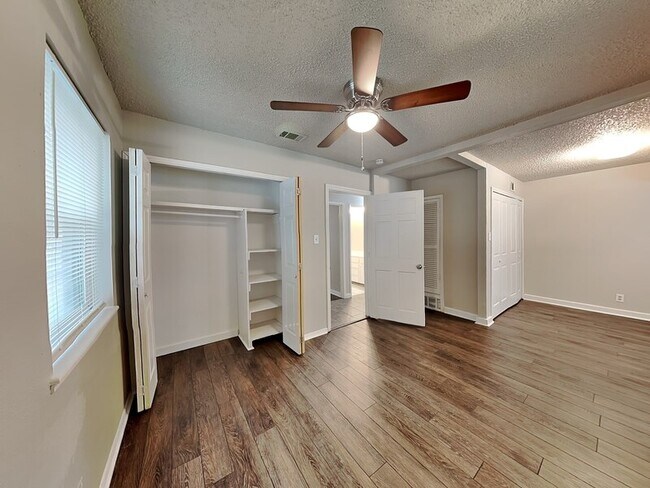 Building Photo - 1101 Johns Dr