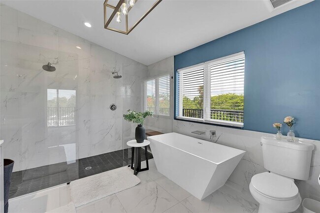 Building Photo - 640 NE 17th Way