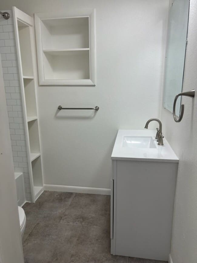 Building Photo - Centrally Located 2 Bed With Washer/Dryer Hookups