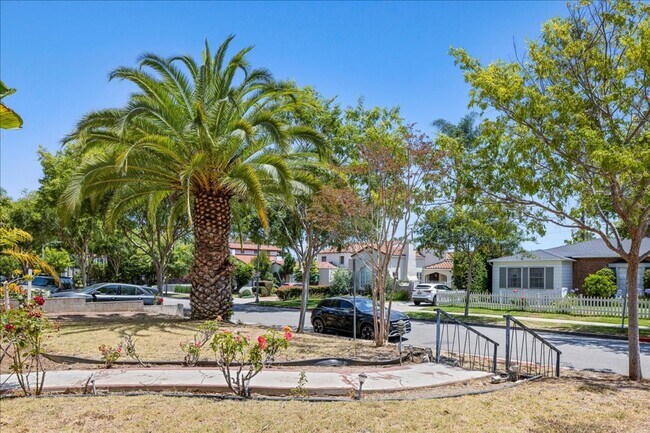 Building Photo - Corner lot home on a classic tree lined Beverly Hills street