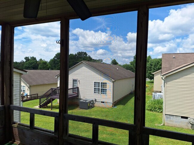 Building Photo - HOLIDAY MOVE IN SPECIAL. $500.00 OFF OF TH...