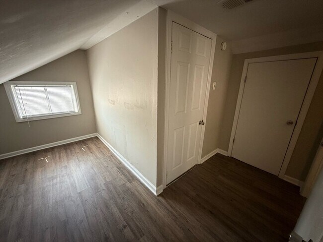 Building Photo - Great family-friendly home with 3 beds and...