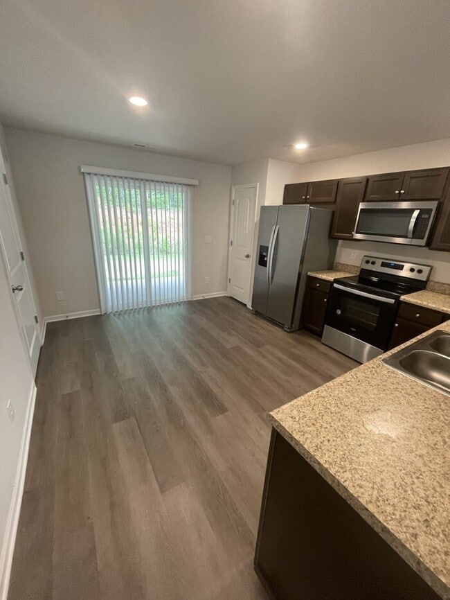 Building Photo - 2 bd 2.5 ba Townhouse
