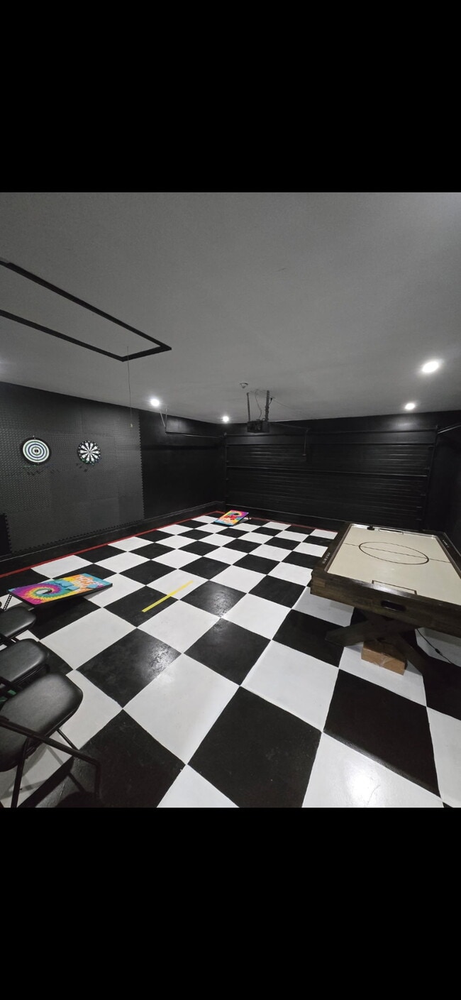 Building Photo - 1521 E Main St