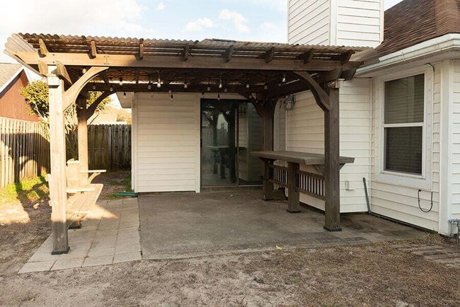 Building Photo - "Charming 3-Bedroom Retreat in Mary Esther!"