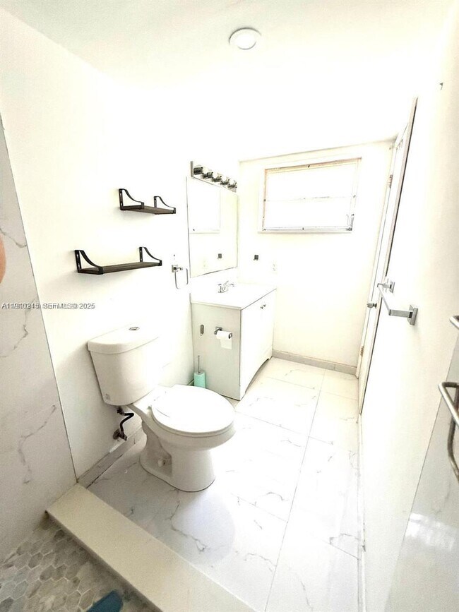 Building Photo - 1401 NE 191st St