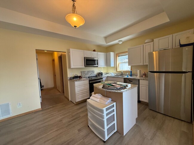 Building Photo - 2 bed 2 bath Triplex unit located by the M...