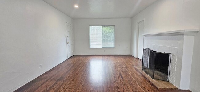 Building Photo - 3701 Laguna Way