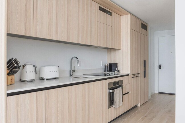 Building Photo - 225 N Miami Ave