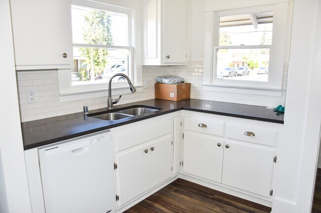 Building Photo - Grand (384-394) South