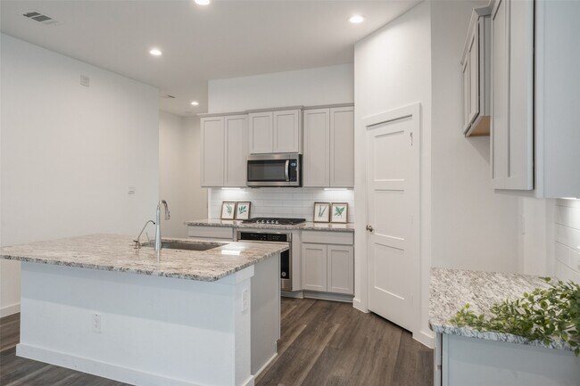 Building Photo - 1613 Sunbend Ln