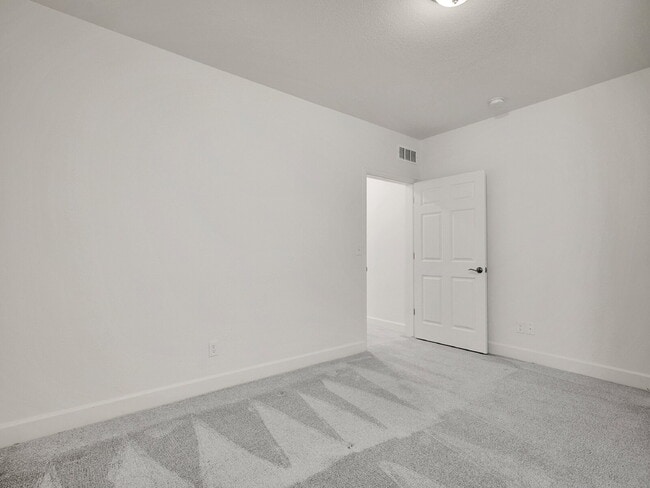 Building Photo - $3,295, 3 bed, 3 bath, located in Erie