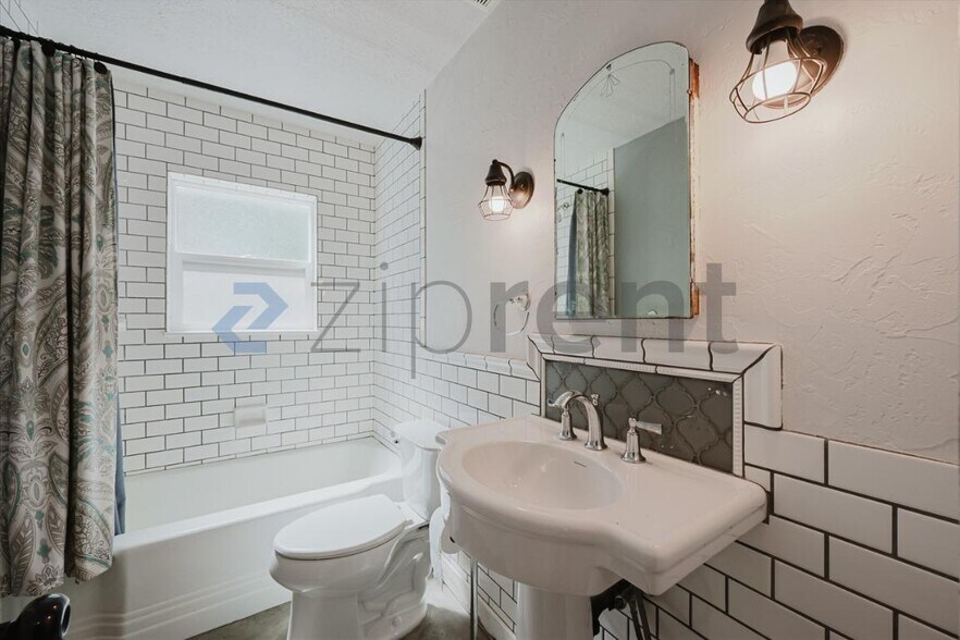 Building Photo - Unit