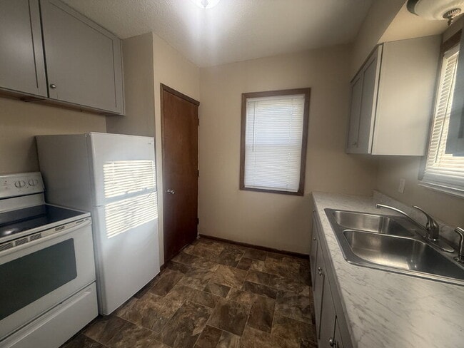 Building Photo - 2824 Des Moines St