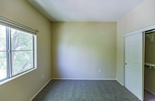 Building Photo - Upstairs condo in gated community