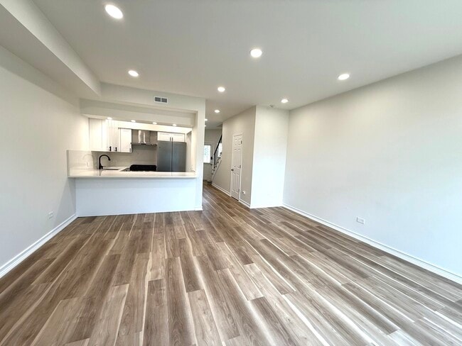 Building Photo - 7825 Darien Lakes Dr