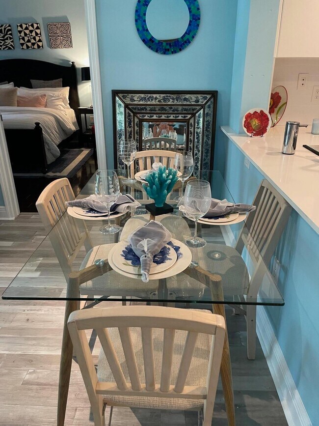 Building Photo - 610 Clematis St