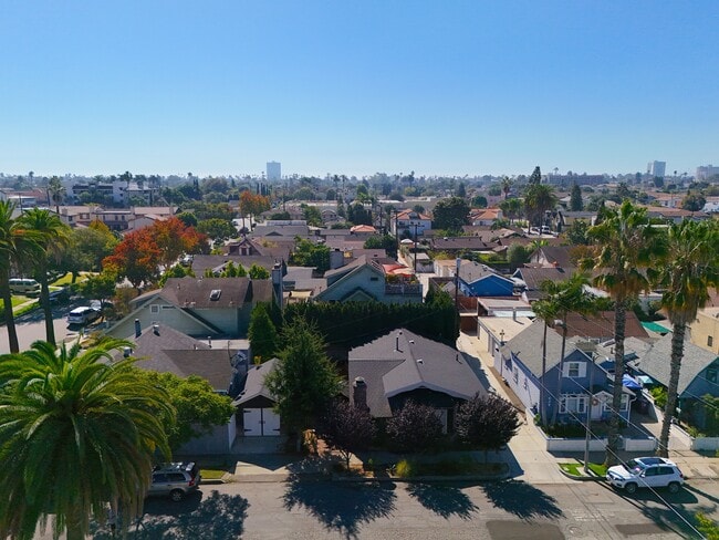 Building Photo - 2624 E 8th St