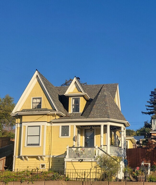 Building Photo - 3 Bedroom Unit Available Now!!