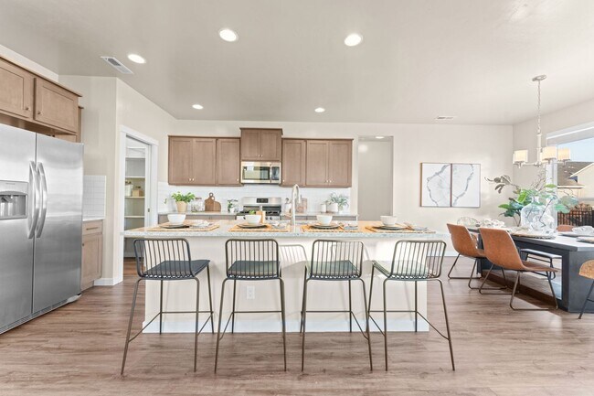 Building Photo - 5 Bedroom 2.5 Bath FOUR CAR GARAGE Eagle, ...