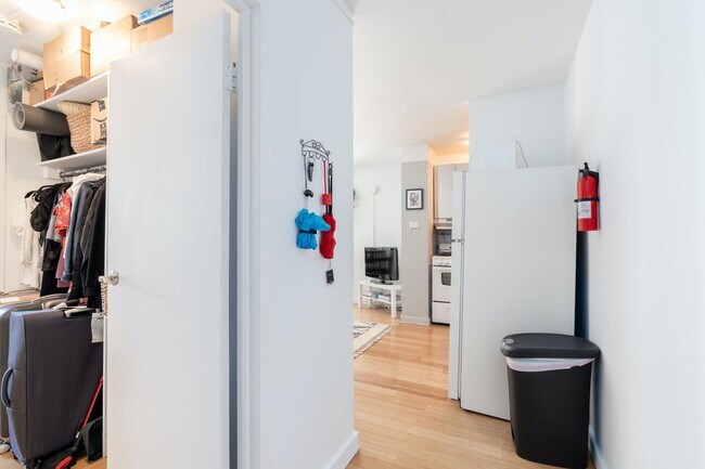 Building Photo - Sunlit 1BR Apartment with a Versatile Second Room at Claridge House