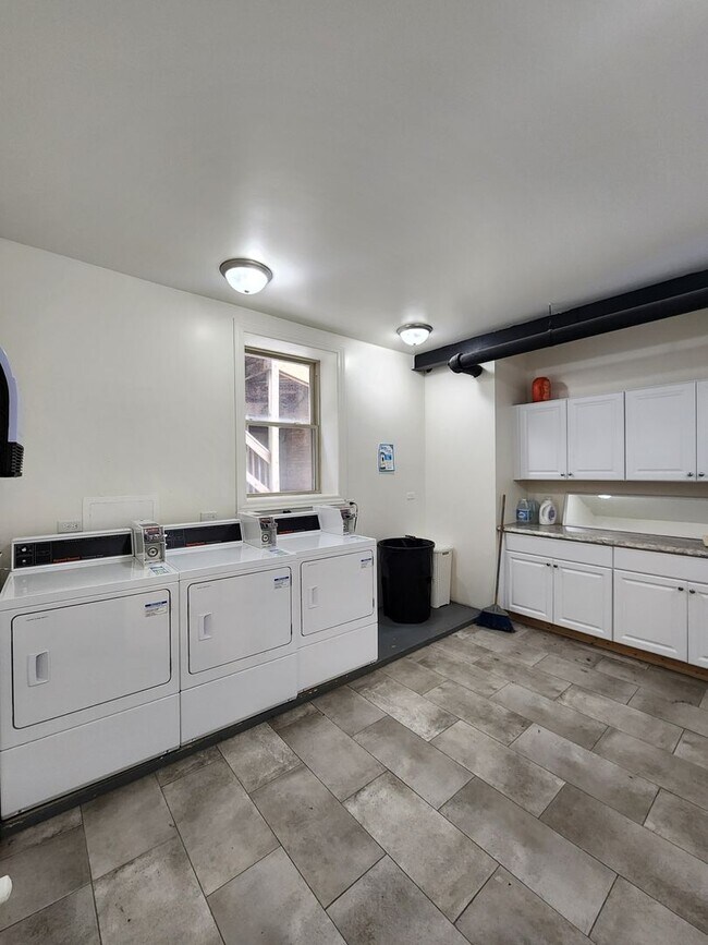 Building Photo - Large 2-bed/2-bath Apartment With Updated Kitchen and Large Living Room