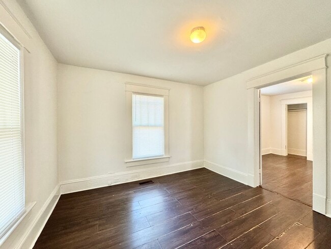 Building Photo - Adorable 3 Bedroom Close to UNCG!