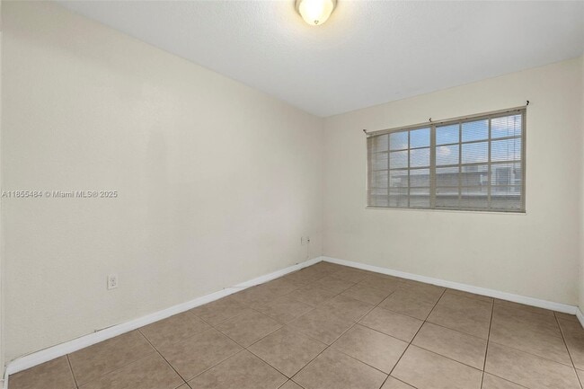 Building Photo - 13 S Royal Poinciana Blvd
