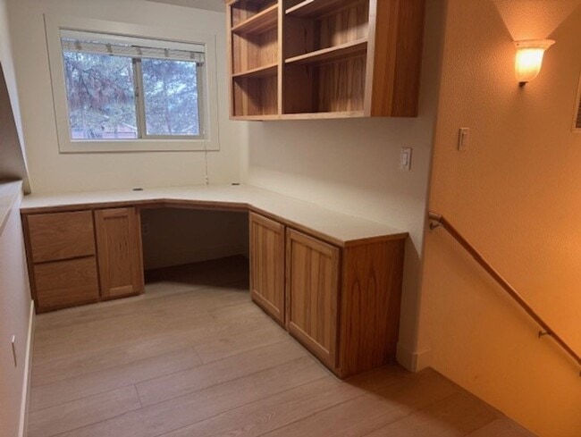 Building Photo - Family home just across from Pine Ridge elementary