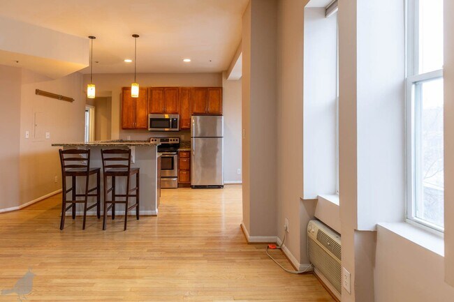 Building Photo - Spacious Two Bedroom Off 14th St. Corridor!