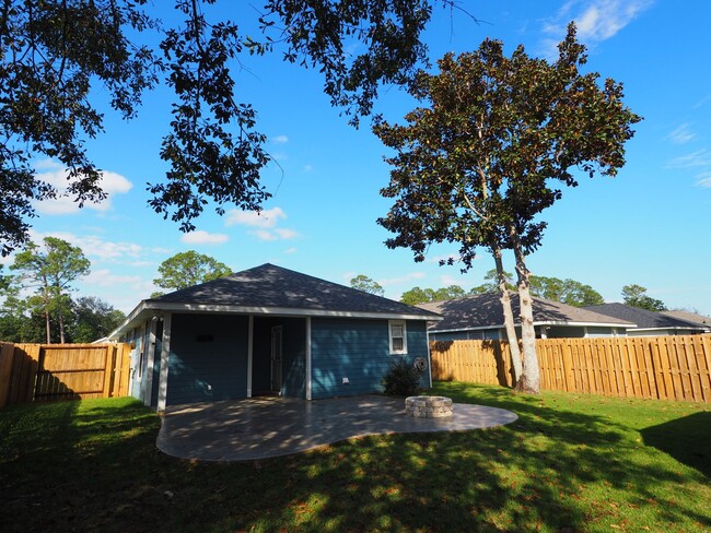 Building Photo - Gulf Shores Cottage close to park and scho...