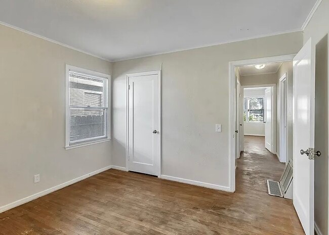 Building Photo - SINGLE FAMILY HOME