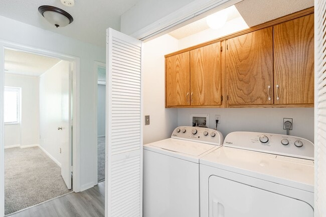 Building Photo - Shawnee Condo all redone close to Shops an...