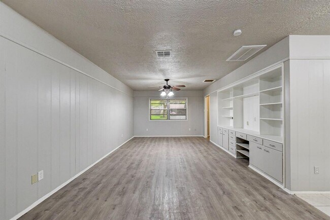 Building Photo - 803 Rosewood Dr