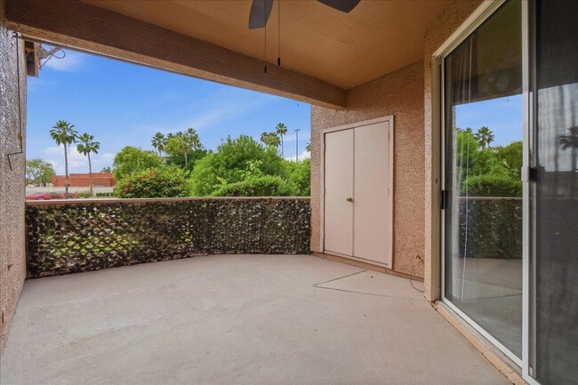 Building Photo - 1633 E Lakeside Dr