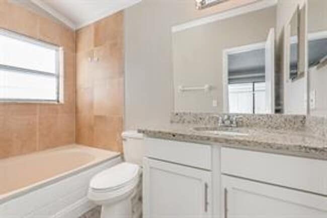 Building Photo - 3 Bedroom / 2 Bath Home Available Now in P...