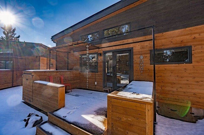 Building Photo - Hiatus Hideaway #3 - Close to Old Mill - Fully Furnished available Now