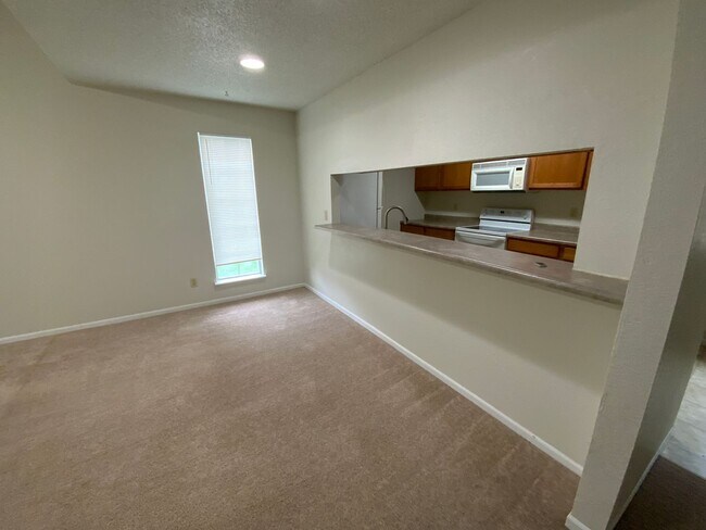 Building Photo - 3 Bedroom 2 Bathroom Duplex