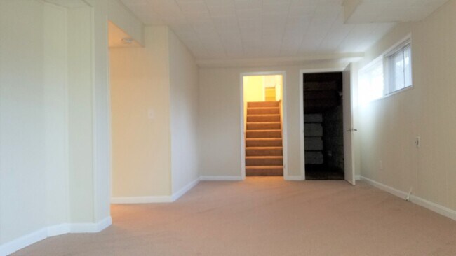 Building Photo - Split foyer SFH in established neighborhoo...