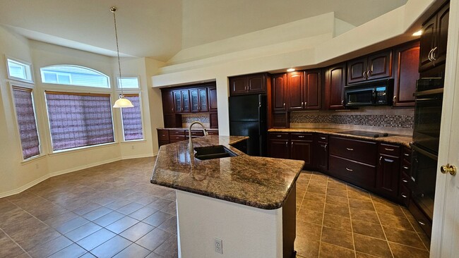Building Photo - Executive Ranch in the Broadlands