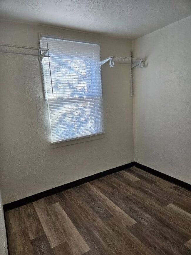 Building Photo - Fantastic 2 bedroom house avail NOW