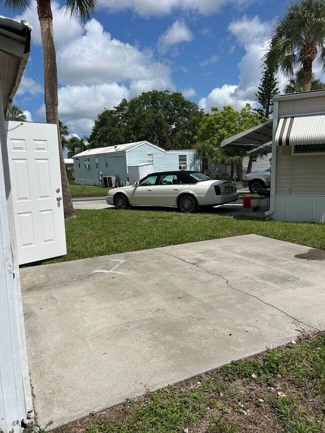Building Photo - Mobile Home in Sarasota Lakes and Rv