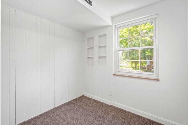 Building Photo - AVAILABLE JULY 1ST!! Don't miss this STUNNING 3 bedroom!